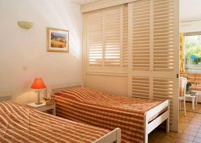 Inter-hotel Les Agapanthes De L'esterel מלון דירות קאן